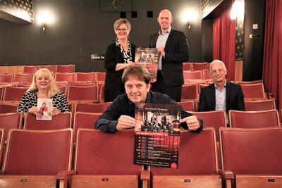 Bild vergr��ern: Pr�sentieren das Programm zum kommenden Burbacher Kulturjahr: Kulturbeauftragte Katrin Mehlich, Martin Ditthardt, Vorsitzender des F�rdervereins Heimhof-Theater, und B�rgermeister Christoph Ewers (sitzend v.l.) sowie Cornelia Oerter von der Gesch�ftsstelle Heimhof-Theater und Christian Roth (stehend), Vorstandsmitglied Sparkasse Burbach-Neunkirchen.