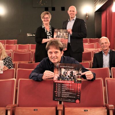 Bild vergr��ern: Pr�sentieren das Programm zum kommenden Burbacher Kulturjahr: Kulturbeauftragte Katrin Mehlich, Martin Ditthardt, Vorsitzender des F�rdervereins Heimhof-Theater, und B�rgermeister Christoph Ewers (sitzend v.l.) sowie Cornelia Oerter von der Gesch�ftsstelle Heimhof-Theater und Christian Roth (stehend), Vorstandsmitglied Sparkasse Burbach-Neunkirchen.