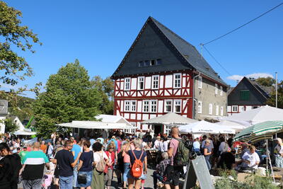 Bild vergr��ern: Im Rahmen des Vogteifestes vor einem Jahr wurde das historische Amtshaus nach umfangreicher denkmalgerechter Sanierung wiederer�ffnet.
