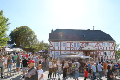 Bild vergr��ern: Das bunte Treiben findet im historischen Ortskern von Burbach statt. Mittelpunkt ist das Geb�ude-Ensemble um die Alte Vogtei, Haus Herbig und Haus Dilthey.