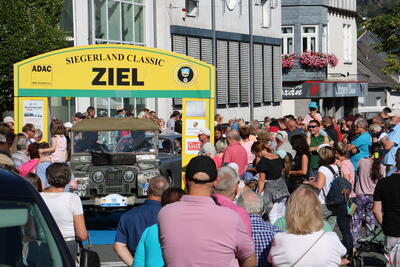 Bild vergr��ern: Seit Jahren ein fester Programmpunkt am Sonntag: Die Zieleinfahrt der Siegerland Classic auf der J�gerstra�e.