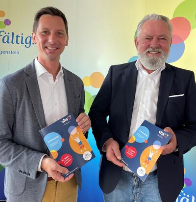 Bild vergr��ern: Landrat Andreas M�ller (links) und Manfred Heiler, Leiter der VHS Siegen-Wittgenstein, haben jetzt das VHS-Programm f�r das neue Semester vorgestellt.