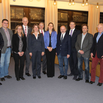 Bild vergr��ern: Im Wilnsdorfer Rathaus kam k�rzlich der erweiterte Vorstand des Regionalvereins LEADER-Region 3-L�nder-Eck zusammen. Mit dabei: die neue Regionalmanagerin Anne-Kathrin Ho�. v. l. n. r.: Doris M�hlhahn, Wolfgang Franz, Jochen Wahl, Annette Hering, Christoph Ewers, Christa Schuppler, Harald Peter, Anne-Kathrin Ho�, Dr. Gerhard Zoubek, Bernhard Baumann, G�nter Richter, Eckhard Weidt, Christine L�ck
