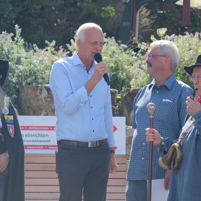 Bild vergr��ern: B�rgermeister Christoph Ewers (2.v.l.) er�ffnete das Vogteifest gemeinsam mit Volker G�rke (3.v.l.), Vorsitzender des Heimatvereins Alte Vogtei Burbach.