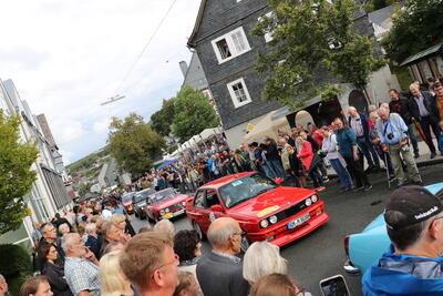 Bild vergr��ern: Die Zieleinfahrt der Siegerland Classic am Sonntag geh�rte zu den H�hepunkten des Festwochenendes.