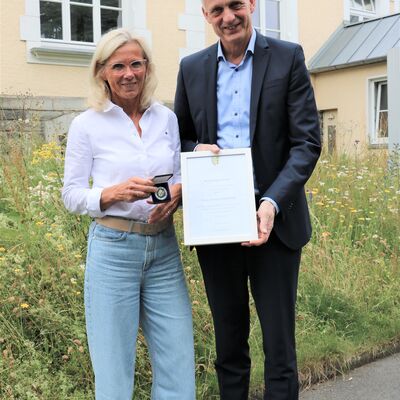 Bild vergr��ern: Andrea Bechtel erh�lt die Silbermedaille in Silber von B�rgermeister Christoph Ewers verliehen.