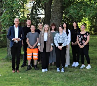 Bild vergr��ern: W�hrend vier junge Mitarbeiterinnen und Mitarbeiter ihre Ausbildung erfolgreich beendeten und �bernommen wurden, fingen zum 1. August auch zwei neue Auszubildende im Rathaus Burbach an (v.l.n.r.): B�rgermeister Christoph Ewers, die Absolventen Pascal Pl�ckhan und Niklas K�hler, Ausbildungsleiterin Ekaterina Nagornik, Absolventin Sarah Menzel, Personalratsvorsitzende Elisabeth Fley, Absolventin Lisa Gocht, die beiden neuen Auszubildenden Emily Gnutschij und Anisa Kovacevic sowie Ausbildungsleiterin Vivien J�ppche.