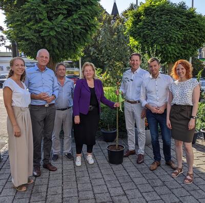Bild vergr��ern: Regionalmanagerin Verena Landau, B�rgermeister Christoph Ewers, G�nter Richter, 1. Stellv. Vorsitzender, Roswitha Still, 1. Vorsitzende und Hannes Gieseler sowie  Regionalmanagerin Stefanie Schmidt (v.l.n.r.) bei der Geschenk�bergabe an B�rgermeister Dr. Bernhard Baumann (3.v.r.).