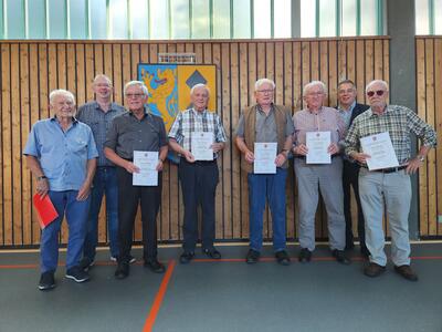 Bild vergr��ern: Ewald Diehl, Gemeindebrandinspektor Markus Schwarze, Heinz Schnell, Karl-Heinz Klein, Gerhard G�bel, Hermann Sahm, den stellvertretenden B�rgermeister Thomas Heuschkel und Dieter Quandel (v.l.n.r.)
