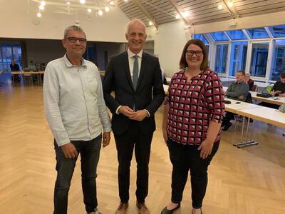 Bild vergr��ern: B�rgermeister Ewers (M.) begr��te die neuen Ratsmitglieder Deborah Amazu und Jens Weigel.