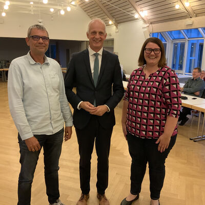 Bild vergr��ern: B�rgermeister Ewers (M.) begr��te die neuen Ratsmitglieder Deborah Amazu und Jens Weigel.
