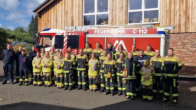 Bild vergr��ern: 25 junge Feuerwehrleute schlossen jetzt ihre Truppenf�hrungsausbildung ab.