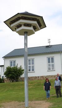 Bild vergr��ern: In Gilsbach wurde im Mai 2022 ein Schwalbenturm aufgestellt.