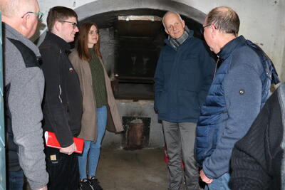 Bild vergr��ern: Zuletzt wurde der Backes im Mai angefeuert. Im n�chsten Jahr werden hier wieder Brote und Blechkuchen gebacken. Foto: Gemeinde Burbach