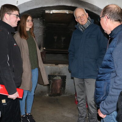Bild vergr��ern: Zuletzt wurde der Backes im Mai angefeuert. Im n�chsten Jahr werden hier wieder Brote und Blechkuchen gebacken. Foto: Gemeinde Burbach