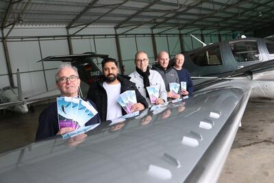 Bild vergr��ern: Mit ihnen hebt Burbach (v.l.): Klaus Irle (Gesch�ftsf�hrer Flughafen-GmbH), Cengiz Adig�zel (Toscana St�bchen), Mario Otterbach (Tourist-Information Burbach), Yannick Hombach (Air Alliance) und Henning H�rtel (Kayfly).