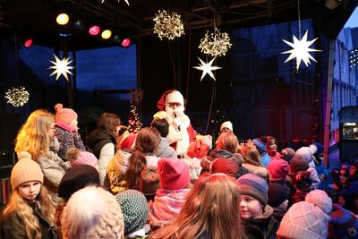 Bild vergr��ern: Der Nikolaus lud die Kinder zu sich auf die B�hne ein.