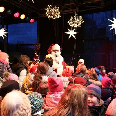 Bild vergr��ern: Der Nikolaus lud die Kinder zu sich auf die B�hne ein.