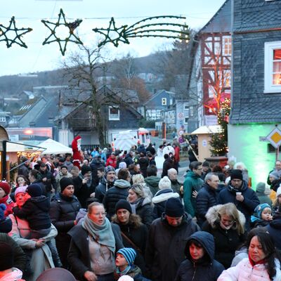 Bild vergr��ern: Nach verregnetem Au?akt am Samstag, kamen am Sonntag umso mehr Besucherinnen und Besucher zum 29. Burbacher Weihnachtsmarkt.