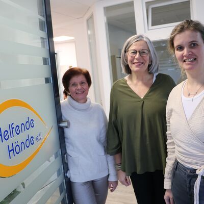 Bild vergr��ern: Haben die Gesch�ftsstelle an der Nassauischen Stra�e 15 im Griff (v.l.): Andrea Stolz, Christine Sahm und Christiane Buck.