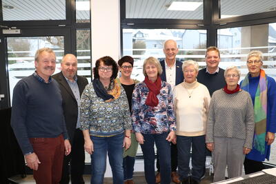 Bild vergr��ern: Feierten 35 Jahre Helfende H�nde in Burbach (v.l.n.r.): Bernd Kohles, Jochen Becker, Silke Flick, Birthe Langenbach, Dorothee Klein, B�rgermeister Christoph Ewers, Anni Reinschmidt, Frank Podehl, Margarete Bernhardt und Conny Frings.