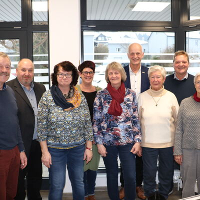 Bild vergr��ern: Feierten 35 Jahre Helfende H�nde in Burbach (v.l.n.r.): Bernd Kohles, Jochen Becker, Silke Flick, Birthe Langenbach, Dorothee Klein, B�rgermeister Christoph Ewers, Anni Reinschmidt, Frank Podehl, Margarete Bernhardt und Conny Frings.