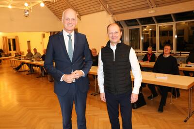 Bild vergr��ern: Ein neues Gesicht im Rat: B�rgermeister Christoph Ewers (l.) begr��te und vereidigte Christian Weyel, der f�r die FDP nachr�ckt.