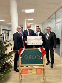 Bild vergr��ern: Sparkassen-Vorstandsmitglied Christian Roth, Burbachs B�rgermeister Christoph Ewers, Neunkirchens B�rgermeister Marco Schwunk und Sparkassen-Vorstandsvorsitzender Wilfried Groos (v.l.n.r.) freuen sich �ber die Zustiftung in H�he von 100.000 Euro.