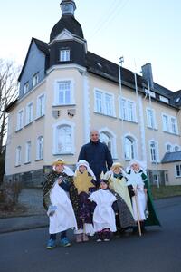 Bild vergr��ern: B�rgermeister Christoph Ewers empfing jetzt die �f�nf heiligen K�nige und K�niginnen� im Rathaus: Thies, Ida, Amira, Emil und Emilija (v.l.n.r.).
