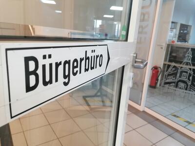 Bild vergr��ern: Ein St�ck zur�ck zur Normalit�t: B�rgerb�ro und Standesamt k�nnen wieder nahezu alle gewohnten Services anbieten. Ab sofort gelten auch wieder die �blichen �ffnungszeiten.