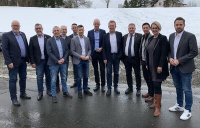 Bild vergr��ern: Die �BMK� bezieht klar Stellung gegen rechts (v.l.n.r.): Walter Ki� (Kreuztal), Bernd Furhmann (Bad Berleburg), Kyrillos Kaioglidis (Hilchenbach), Dirk Terlinden (Bad Laasphe), Marco Schwunk (Neunkirchen), Hannes Gieseler (Wilnsdorf), Christoph Ewers (Burbach), Steffen Mues (Siegen), Paul Wagener (Netphen), Landrat Andreas M�ller, Nicole Reschke (Freudenberg) und Henning Gronau (Erndtebr�ck).