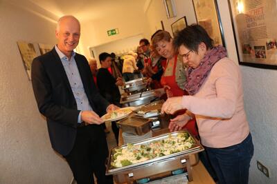 Bild vergr��ern: Auch B�rgermeister Christoph Ewers testete das leckere Essen beim Burbacher Mittagstisch.