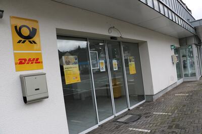 Bild vergr��ern: Das Schild h�ngt bereits neben der Eingangst�r, das Interieur steht. Am Montag er�ffnet die neue Postfiliale an der Gilsbacher Stra�e 1 in Wahlbach.