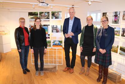 Bild vergr��ern: Blickten auf eine erfolgreiche Projektzeit zur�ck (v.l.n.r.): Prof. Dr. Klaudia Witte (Tr�gerverein Biologische Station), Projektverantwortliche Julia Diehle, B�rgermeister Christoph Ewers, Prof. Dr. Jasmin Mantilla-Contreras (wissenschaftliche Leiterin der Biologischen Station) und Annette Hering (Hering-Stiftung �Natur und Mensch�) in der Fotoausstellung mit den Wettbewerbsbeitr�gen der vergangenen drei Jahre im Wechselausstellungsbereich der Alten Vogtei.