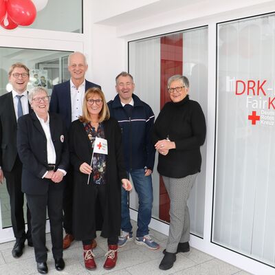 Bild vergr��ern: Heike Jung und Irmhild M�ller freuen sich �ber den Umzug in die R�mer-Passage.