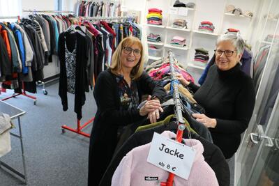 Bild vergr��ern: Heike Jung und Irmhild M�ller freuen sich �ber den Umzug in die R�mer-Passage.
