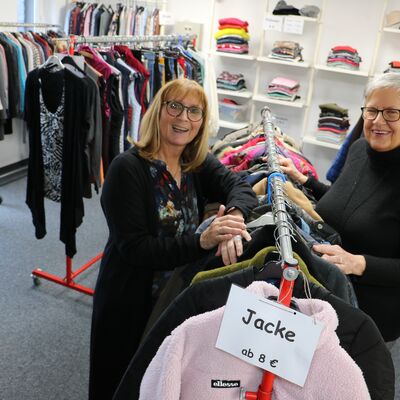 Bild vergr��ern: Heike Jung und Irmhild M�ller freuen sich �ber den Umzug in die R�mer-Passage.