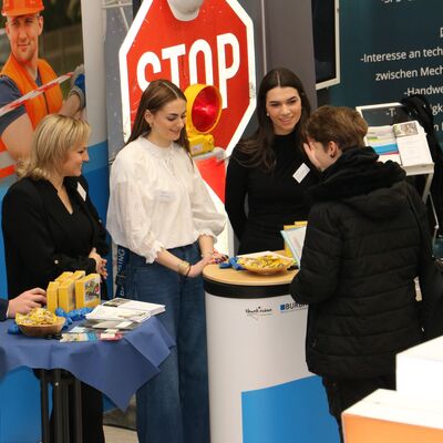 Bild vergr��ern: Ausbildungskoordinatorin Ekaterina Nagornik und die Auszubildenden Emily Gnutschij und Anisa Kovacevic (v.l.) informierten �ber die Ausbildung im Burbacher Rathaus.