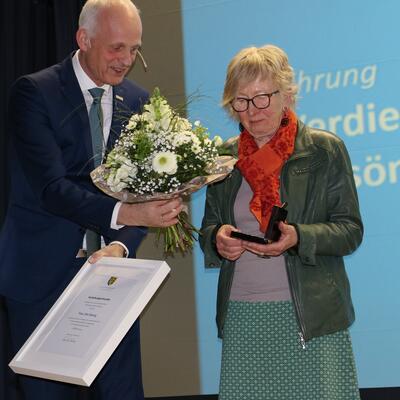 Bild vergr��ern: F�r ihr jahrzehntelanges Engagement f�r das Gemeinwohl wurde Ilse Georg aus Niederdresselndorf die Ehrenmedaille der Gemeinde Burbach in Silber verliehen.
