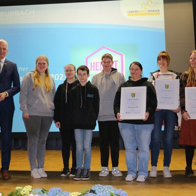 Bild vergr��ern: B�rgermeister Christoph Ewers (l.) zeichnete die Sieger-Projekte des Heimat-Preises 2023 aus: den Jugendtreff Burbach (1. Platz), den Verein Wanersch e.V., vertreten durch Tatjana Heinz (2. Platz, 2.v.r.), und Alina Kossek (3. Platz, r.).
