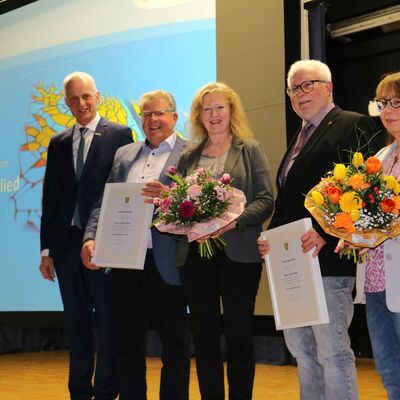 Bild vergr��ern: Achim Sahm (2.v.l.) und Armin Nies (2.v.r.) wurden zu Ehrenmitgliedern des Burbacher Rates ernannt.