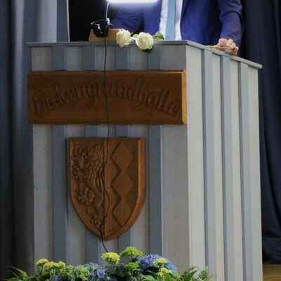 Bild vergr��ern: B�rgermeister Christoph Ewers warb in seiner Ansprache f�r eine Politik der Solidarit�t und Menschlichkeit als Gegenpol zu dem drohenden Rechtsruck in der Gesellschaft.