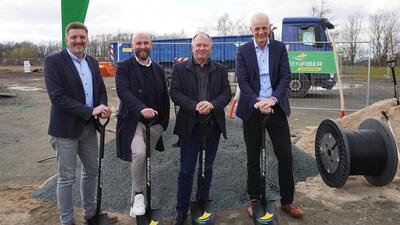 Bild vergr��ern: Freuen sich, dass es endlich losgeht: die Gesch�Osf�hrer der Breitband Burbach GmbH Tim Lehmann und Bernd Klaus, 
GREENFIBDER-Gesch�Osf�hrer Uwe Krabbe und Burbachs B�rgermeister Christoph Ewers (v.l.).