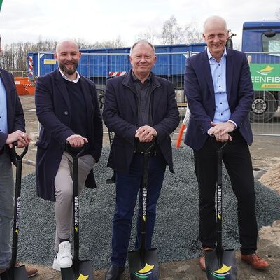 Bild vergr��ern: Freuen sich, dass es endlich losgeht: die Gesch�Osf�hrer der Breitband Burbach GmbH Tim Lehmann und Bernd Klaus, 
GREENFIBDER-Gesch�Osf�hrer Uwe Krabbe und Burbachs B�rgermeister Christoph Ewers (v.l.).