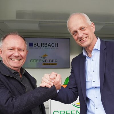 Bild vergr��ern: Uwe Krabbe, Gesch�ftsf�hrer der GREENFIBER Holding Gmbh (li.), und Burbachs B�rgermeister Christoph Ewers.