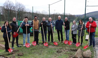 Bild vergr��ern: Jetzt geht es los. Der erste Spatenstich ist getan. Noch in diesem Jahr soll die neue Freizeit-Anlage neben dem Sportplatz fertiggestellt werden.