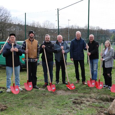 Bild vergr��ern: Jetzt geht es los. Der erste Spatenstich ist getan. Noch in diesem Jahr soll die neue Freizeit-Anlage neben dem Sportplatz fertiggestellt werden.
