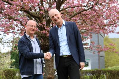Bild vergr��ern: B�rgermeister Christoph Ewers (r.) w�nscht Thomas Vitt alles Gute f�r den Ruhestand.