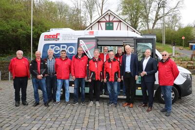 Bild vergr��ern: Die Fahrer des B�rgerbusvereins freuen sich �ber den neuen 9-Sitzer.