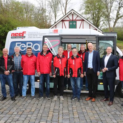 Bild vergr��ern: Die Fahrer des B�rgerbusvereins freuen sich �ber den neuen 9-Sitzer.